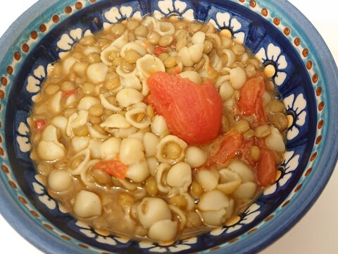 レンズ豆とマカロニのガーリックトマトスープ